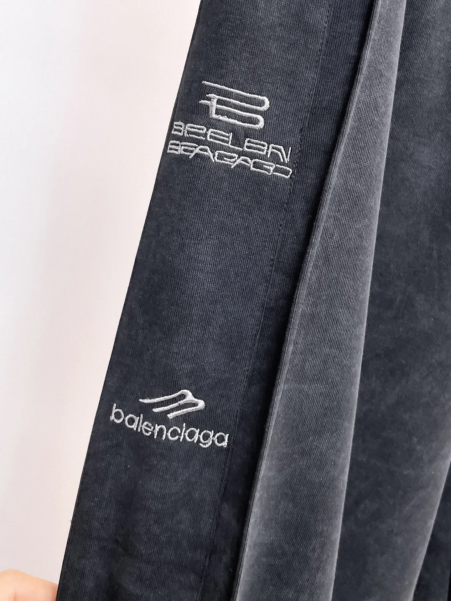 Balenciaga 🆕2026 Autumn and Winter New Arrival Casual Pants! The official website will be released simultaneously. Brand Classic LOGO casual pants, customized fabrics, excellent comfort and strong touch. Highly recognisable, perfect appearance and craftsmanship. Size:M-3XL